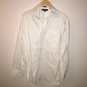 Oversize Tommy Hilfiger skjorta - Snygg oanvänd Tommy Hilfiger skjorta köpt i New York. Storlek XL/L sitter supersnyggt oversize! 400kr kan mötas upp i Östersund eller fraktas, köparen betalar eventuell frakt