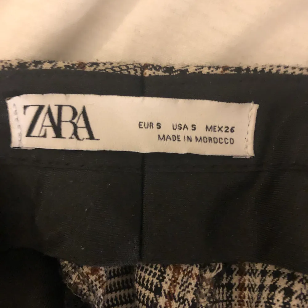 Gråa rutiga vida kostymbyxor ifrån Zara i storlek s. Ganska stora i storleken så skulle mer säga som en M. Knappt använda💕💕💕💕💕. Jeans & Byxor.