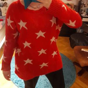 Oversized stickad tröja i storlek M. Röd med vita stjärnor. Kan passa bra till jul.