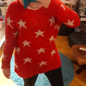 Oversized stickad tröja i storlek M. Röd med vita stjärnor. Kan passa bra till jul.