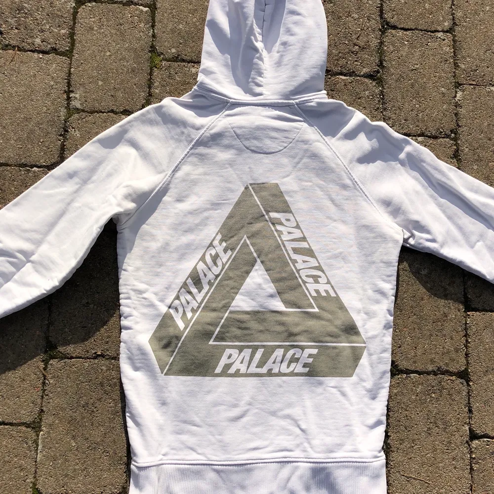 Palace Tri-Ferg hoodie i strl S. Condition 4/10 (har några flaws). Hoodies.