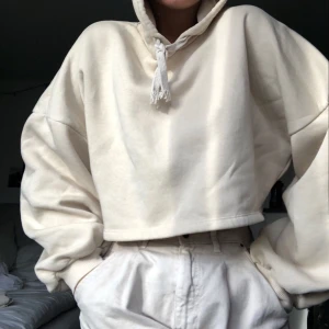 Beige croppad Hoodie - Säljer en as cool, stilren oversized beige croppad Hoodie i storlek S! Så fin, så köp köp köp, budgivning i komentarerna om fler vill ha! Senaste bud 160 kr
