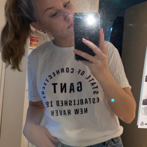 Gant T-shirt  - Fin vit gant T-shirt med marinblåa detaljer💗 är en storlek 170 men passar även xs-s💗 säljer pågrund av att den inte används 💗 kunden står för frakten