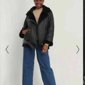 Populär jacka från NAKD  - Intressekoll på min fina jacka från NAKD, använder inte tillräckligt för att vilja ha kvar den, strl 36 och sitter så fint, nyskick köpt för 1000kr, högsta bud är nu 420kr inklusive frakt. 