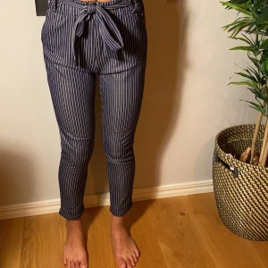 KOSTYMBYXOR - Rutiga kostymbyxor som är superfina! Köpte står för frakt💕