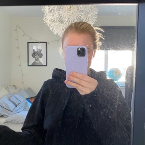Svart hoodie från nakd i stolek xs  - Bra skick då den bara är använd 1-2 gånger pgr av att den inte passade. Skickar gärna fler bilder på hoodien💜💜 i priset ingår frakt 