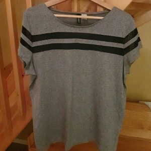 Tshirt h&m - Tshirt från h&m med svart genomskinligt tyg som detalj. Fint skick i storlek L