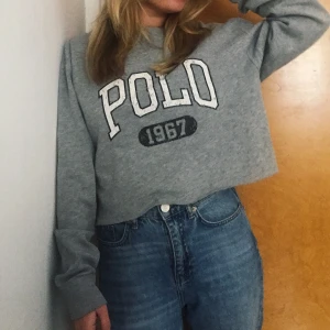 POLO RALPH LAUREN strl. S - Croppad grå tjocktröja från RL. Storlek S, Fint skick. 