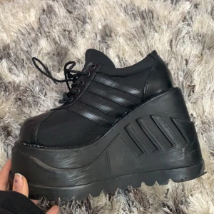 Demonias stomp 08 stl 37!!  - Som ni kan se på högra foten har den skador annars är dem i jätte fint skick😋 köpte dem secondhand för 800 o nu säljer dem för 500 och om fler vill ha så får det bli bud 💞