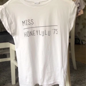 T-shirt från Ginatricot✨ - söt t-shirt från Ginatricot i str. Xs!! (kan även passa S)!!💓 Säljer för att den inte kommer till använing!                                                                Frakt tillkommer men kan möttas up i Nyköping!!✨