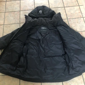 Sail Racing  - Säljer en Sail Racing jacka som är knappt använd. Pris kan diskuteras vid snabb affär. Kan fraktas men då står köparen för frakten.  Finns i Örebro Storlek 160