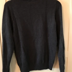 Blå viskos tröja - Marinblå stickad tröja från vila i viskos bommul jättemjuk o skön! 