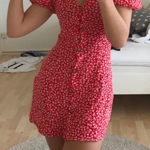 Blommig klänning storlek 34 - Blommig klänning från HM i storlek 34! Säljer denna då jag har en annan liknande klänning och behövde rensa. Supersöt, passar även storlek 36