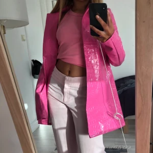 Rosa oversized kavaj/blazer  - Rosa oversized kavaj i fakeläder från plt i storlek 36. Helt oanvänd med lapparna kvar! 