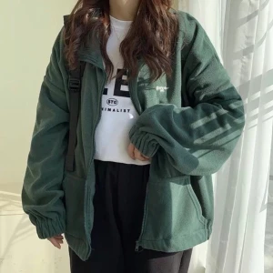 Grön fleece - Oanvänd oversized grön fleece. Storlek XL men funkar bra oversized på mig som har S. Säljer då jag köpte två.