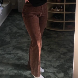 Vintage byxor - Super snygga bruna vintage byxor. Manchester tyg. Säljer då de är för små för mig:’( Kontakta mig om du vill ha fler bilder <33