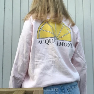 Aqua limone tröja - Skitsnygg ljusrosa aqua limone tröja. Den är väldigt sparsamt använd och i otroligt fint skick.Sitter fint oversized på mig som är M🥰 Köparen står för frakt.💖 (Nypros 799kr)
