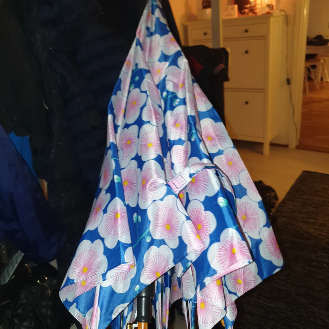 Blommigt paraply till salu