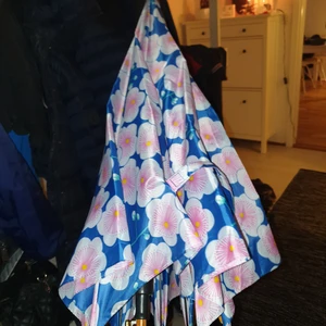Blommigt paraply till salu - Ett blommigt paraply till salu . Fint skick . 