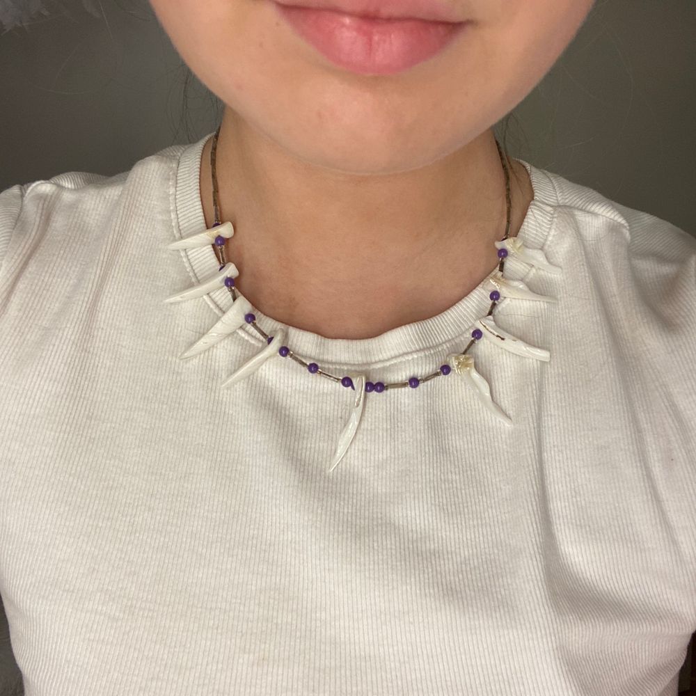 Så fint snäckhalsband med lila små pärlor. Kan matchas med andra halsband eller bara som sig själv 💜💜🐚🐚🐚. Accessoarer.