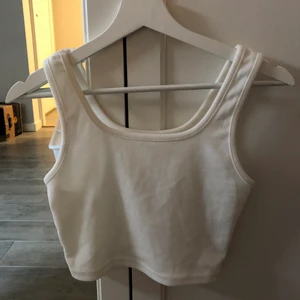 Vitt linne - Fint vitt, croppat linne i strl M! Sitter skitsnyggt och tajt på kroppen, vet tyvärr inte märke😊 80kr+frakt eller bud🥰