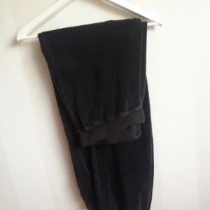  - Mjukis byxor med tillhörande tjocktröja i froté i storlek L/XL Fattas snöre runt byxan