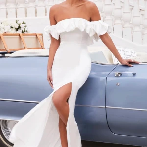 Balklänning - Superfin klänning från club l med minisläp. Helt oanvänd och säljer pga min bal blev inställd. Nypris 900kr