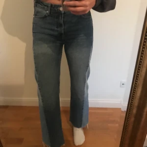 Widén leg jeans - Skitballa Wide leg jeans från bikbok i strl S. Jeansblåa med en ljusblåare nyans på sidorna. Jag är 175 och skulle säga att dom passar dig som är ish under 167. Köpta för ca 500 säljer för 150 kr eller buda✨