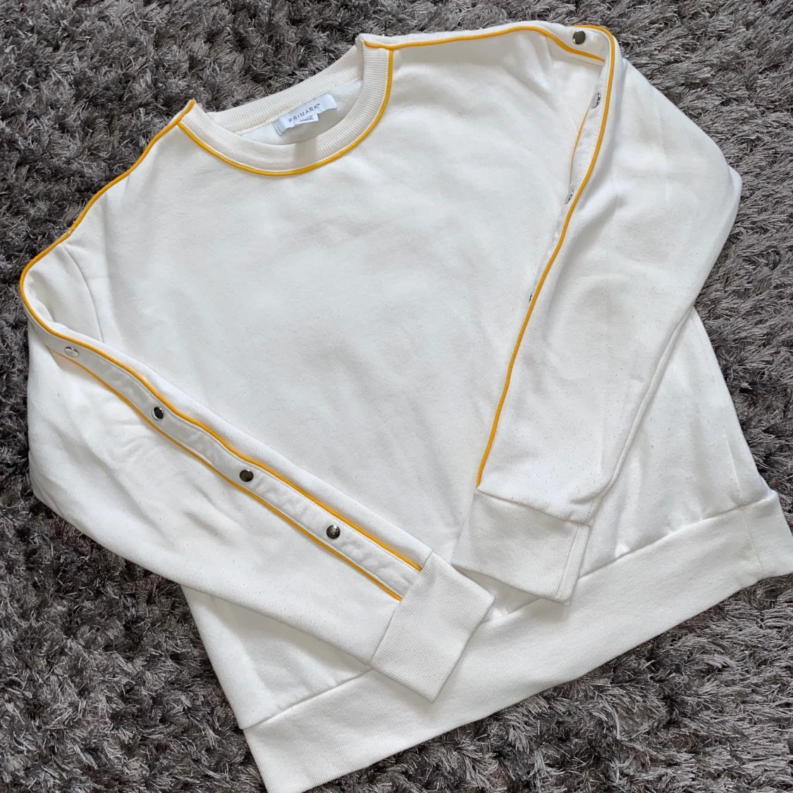 Vit tjocktröja med gula linjer - 90