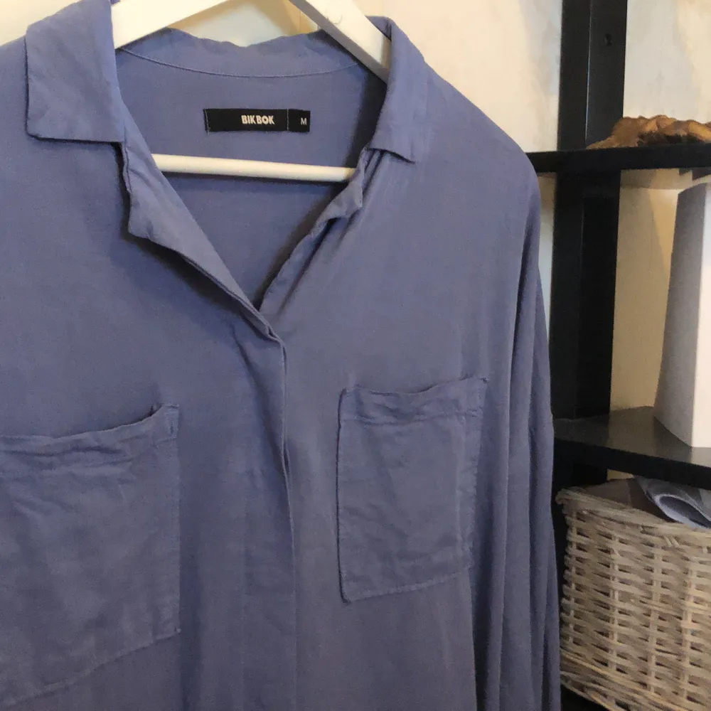 Blå skjorta från Bik Bok i storlek M. Använd 2-3 gånger endast! . Tröjor & Koftor.