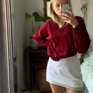 V-ringad tröja - Vinröd med gröna ränder vid kragen. Älskaaaaar!!!