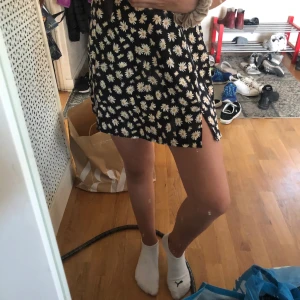 Fin blommig kjol🤍 - Säljer då den är lite för stor för mig, endast prövad! Nyskick, har en dragkedja där bak🤍 