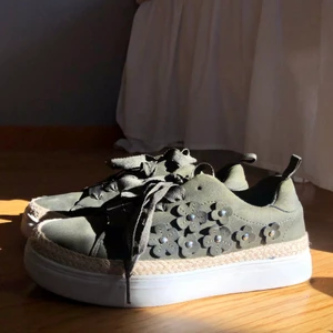 Skor - Sommarskor😍 ( nästan aldrig använda) står inte storlek men skulle gissa att det är 38