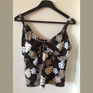 Linne/Tankini storlek L/XL (46/48) - Jättesnygg och trendig men inte min storlek. Har vaddering men går att ta bort. Möts upp i Umeå eller fraktar för 39 kr (ingår ej).