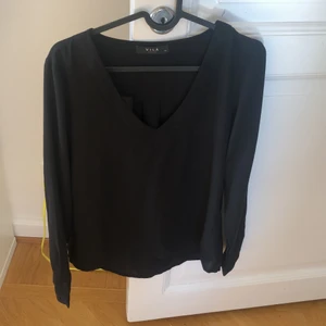 Blus - Säljer min svarta blus från vila. Aldrig använd.