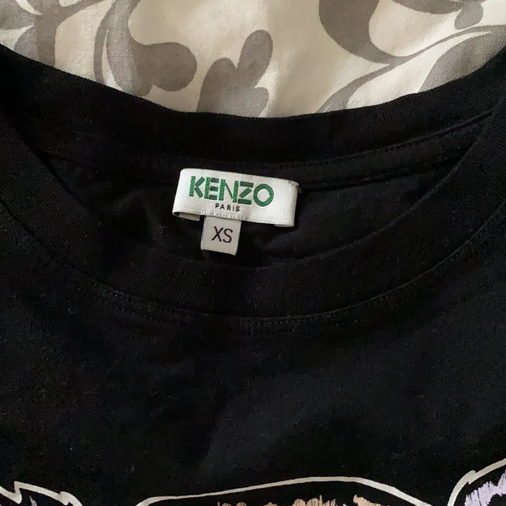 Säljer min kenzo t-shirt då det inte är min stil längre, nypris:900 säljer för 400 eller högsta bud💞har även kvar förpackningen tröjan låg i . T-shirts.