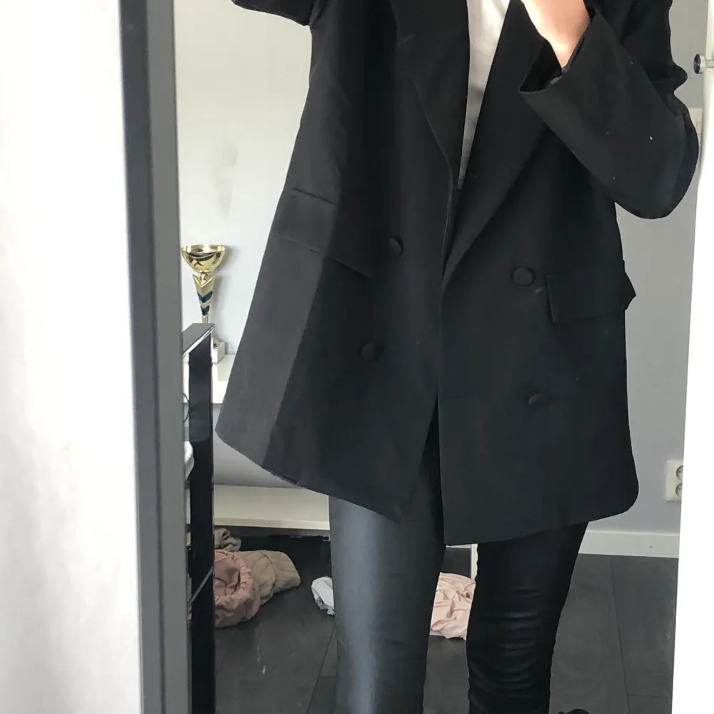 Sjukt snygg blazer i oversize modell från Boohoo, funkar även som klänning. Använd 1 gång. Storlek 36, priset är inklusive frakt ☺️. Kostymer.