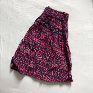 Hollister kjol - En jättesöt kjol från Hollister som nu är för liten/kort för mig. Jag är 165 men har nuförtiden M i underdelar så denna hade passat mycket bättre på någon som har XS/S. Den skulle behövas strykas lite. Frakten är inkluderad i priset!