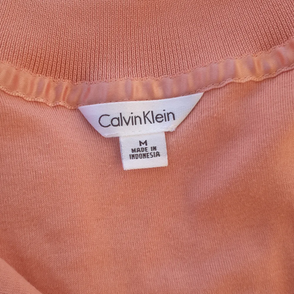 En fin aprikos färgad Calvin Klein tröja. Den är nästan aldrig använd. Är i storlek S/M. T-shirts.