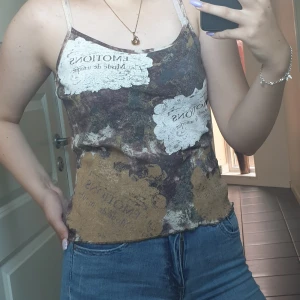 Gulligt linne - Ett gulligt linne som bara är använd ett fåtal gånger. Storleken är M men skulle säga att den är en S