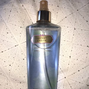 Victoria Secret Parfym - Säljer min victoria secret parfym🥺 Har massa andra jag andvänder, har knappt använt denna så nästan hel full! Luktar väldigt somrigt och fräscht.