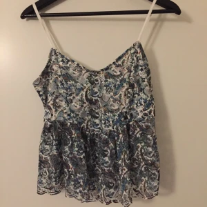  - Blus från bikbok, storlek L men passar även som M.