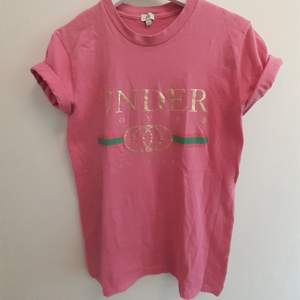 En rosa t-shirt med guldtryck från river Island. Knappt använd. Står storlek 8 i den men skulle säga att den sitter som en small!Frakt ingår i priset💋