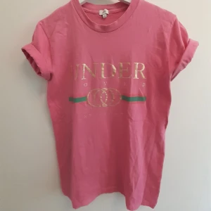 Rosa t-shirt  - En rosa t-shirt med guldtryck från river Island. Knappt använd. Står storlek 8 i den men skulle säga att den sitter som en small!Frakt ingår i priset💋