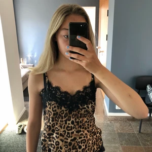 Mönstrat linne  - Ett jätte fint linne med leopard mönster med spets.☺️ 60kr (+frakt)