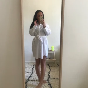 Skjortklänning vit Zara S - Skjortklänning ifrån Zara storlek S köpt för ca 500kr använd 2gånger säljer pga för stor för mig. Så gott som ny 