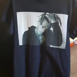 Unisex XXTentacion t-shirt. Helt äkta, köpt från xxx webshop i början av 2018, Svår att få tag på i dagsläget. Stolek medium. Använd ett fåtal gånger. Välkommen att lägga ett bud, eller köp på direkten för 700.