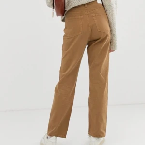 Row jeans från weekday - Kamelfärgade Row jeans från Weekday i storlek 25x32. Använd två gånger🦋