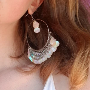 Örhängen - Örhängen med rosavita paljettsnäckor. Är ganska tunga (ca. 8g) och kommer därför inte till användning. Säljer för 15kr exklusive frakt (11kr). Dock ingår gratis frakt vid köp över 300kr.