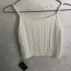 stickad croptop - helt oanvänd topp som tyvärr va för kort på mig! väldigt fin och söt tröja och passar nog bra på någon med mindre byst